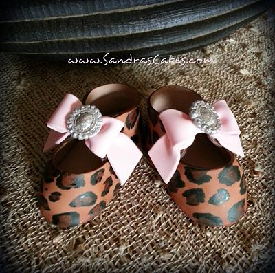 Gumpaste baby shoes - Cake by Sandrascakes