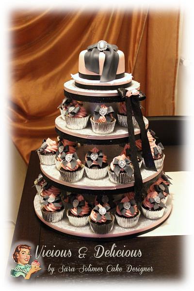 Très chic cupcake tower - Cake by Sara Solimes Party solutions