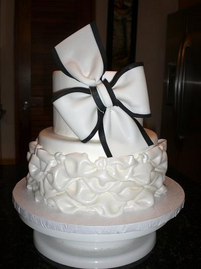 Black & White...  simple yet elegant... - Cake by Diana
