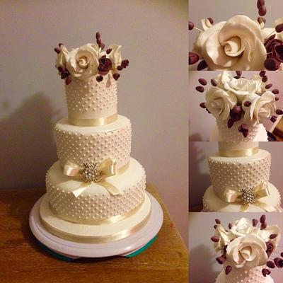 Roses & pearls  - Cake by Lorna