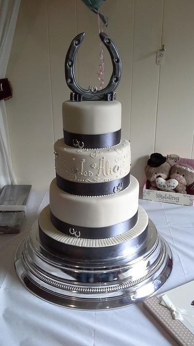 Horseshoe wedding cake  - Cake by milkmade