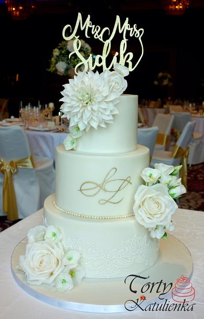 Wedding Cake with sugar flowers - Cake by Torty Katulienka