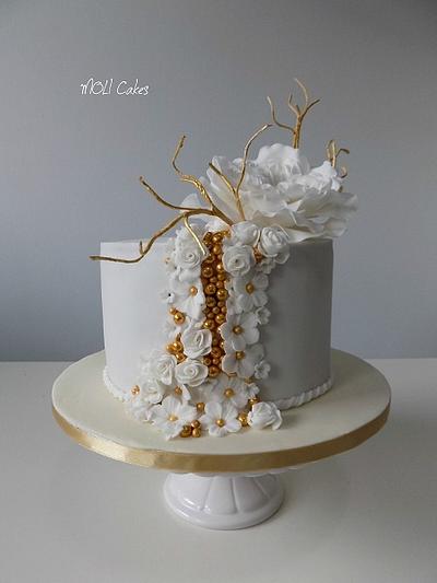 White and gold  - Cake by MOLI Cakes