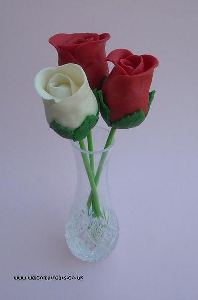 Red & White Roses - Valentines Day - Cake by welcometreats