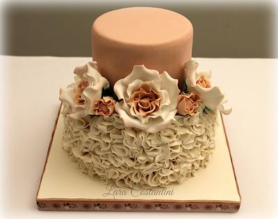 White and powder pink - Cake by Lara Costantini