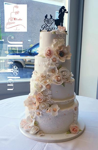 Beautiful pink and white weddingcake - Cake by Judith-JEtaarten