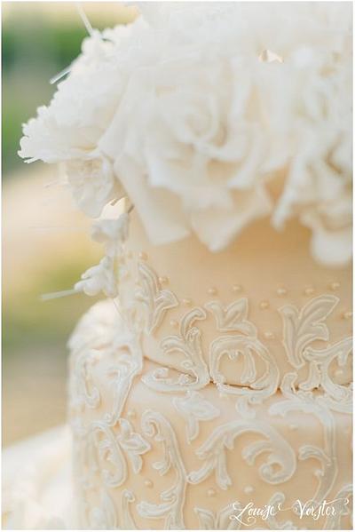 Vintage ivory and white cake - Cake by liesel