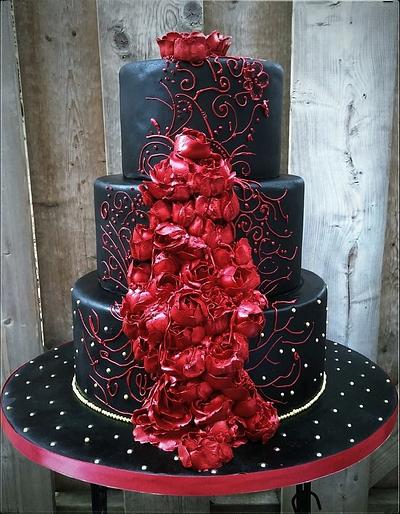 Black Red and touch of gold  - Cake by Danijela Lilchickcupcakes