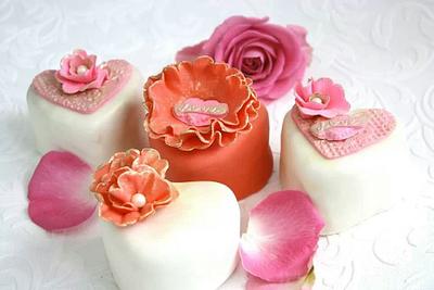 Dreamy mini valentine hearts - Cake by Mrs M's Cakes