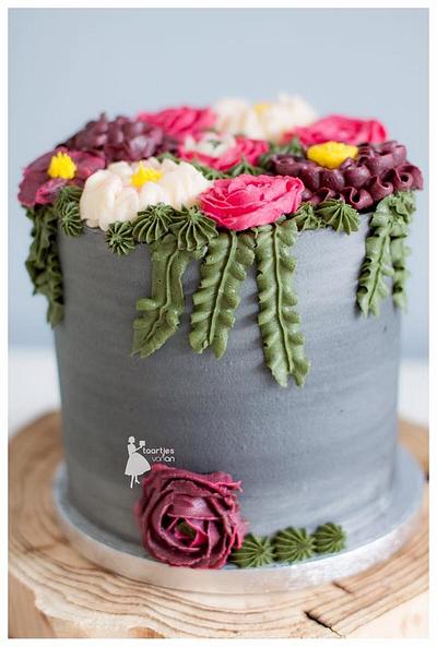 1st attempt for buttercream flowers - Cake by Taartjes van An (Anneke)