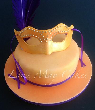 Golden mask - Cake by Lanamaycakes