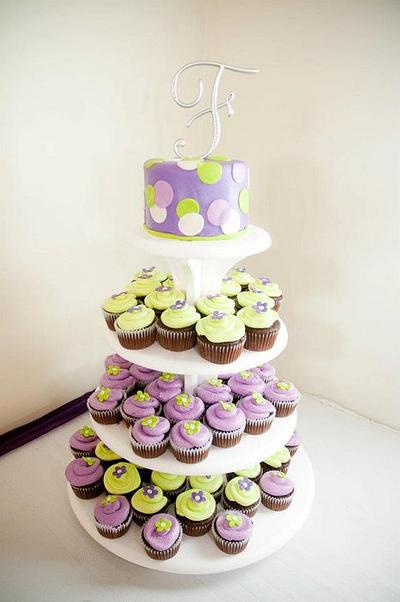 Wedding cupcakes - Cake by Valley Kool Cakes (well half of it~Tara)