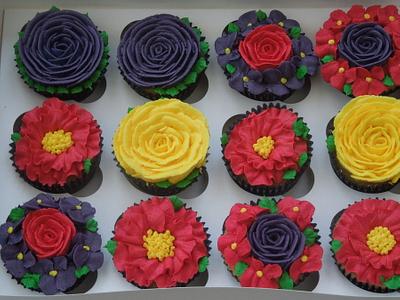 flowery cupcakes - Cake by Crescentcakes