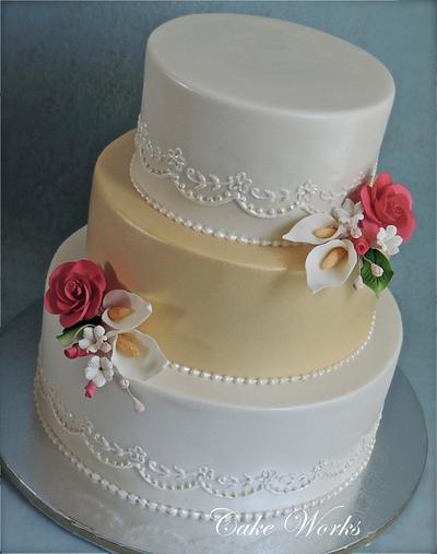 Shimmering gold and fuchsia wedding cake - Cake by Alisa Seidling