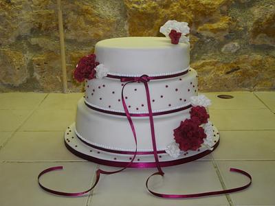Burgundy and white roses - Cake by Mandy