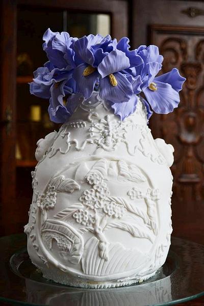 Irises in a Chinese Vase - Cake by Oana Ilie