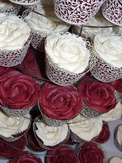Burgendy wedding cake and rose cupcakes - Cake by emma