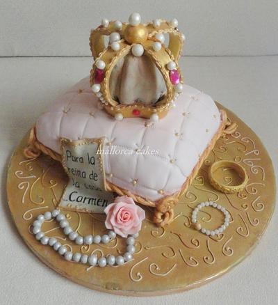 Pillow with the crown - Cake by mallorcacakes