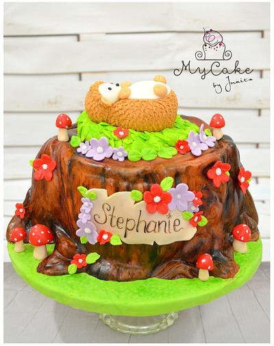 Hedgehog sunbathing on tree trunk - Cake by Hopechan