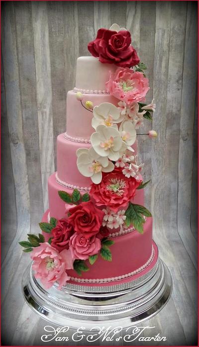 Pink gumpaste flower weddingcake - Cake by Sam & Nel's Taarten