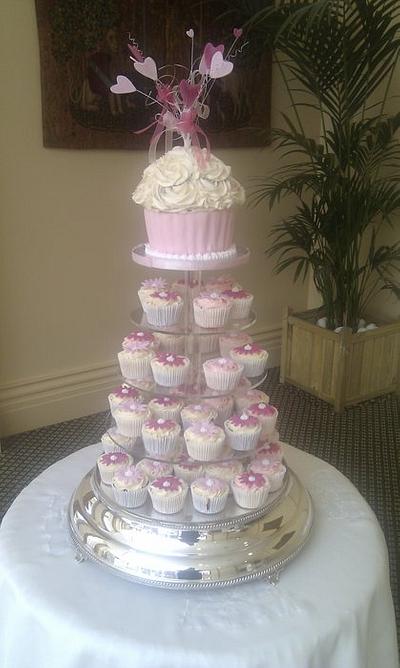 Pink Giant Cupcake and matching cupcakes - Cake by Janne Regan