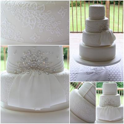 Crystal Obi Bow Wedding Cake - Cake by TiersandTiaras