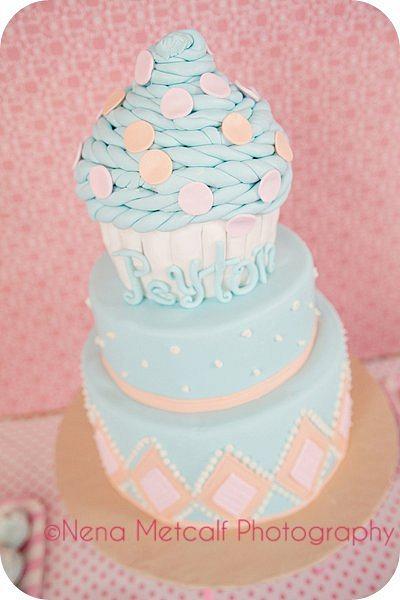 Cupcake  - Cake by Alissa Newlin