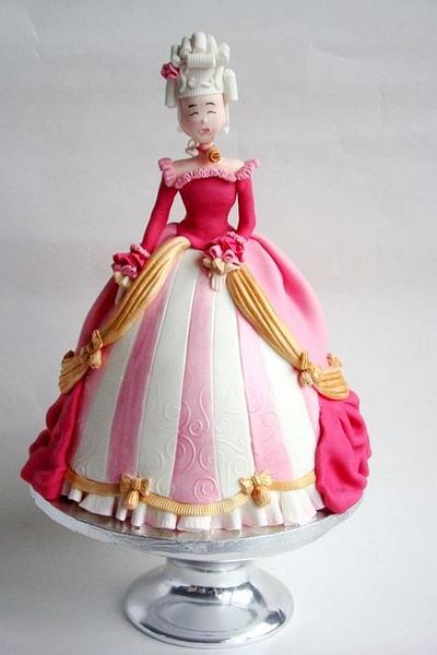 Marie Antoinette - Cake by verjaardagstaartenbestellen.nl by Linda