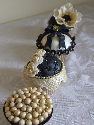 Elegant black and gold cupcakes - Cake by Scrummy Mummy's Cakes