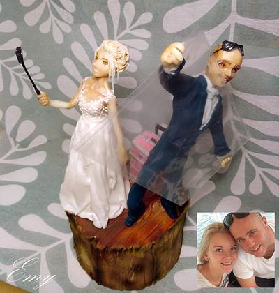 Realistic wedding figures - with selfi bride and glazier groom - Cake by EmyCakeDesign
