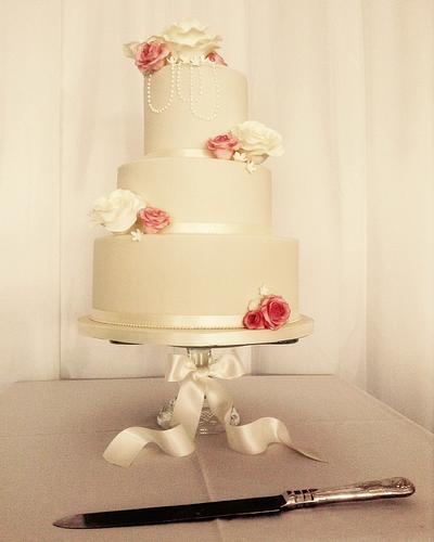 Vintage wedding cake - Cake by Kaye's Backroom Cakery