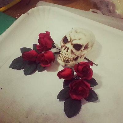 A dark cake for a dark Lady: skull & roses topper - Cake by Federica Mosella
