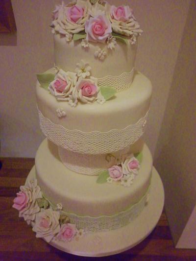 Roses and lace - Cake by clairescupcakes