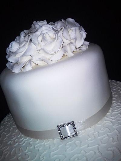 Ivory and roses - Cake by Fiona Williamson