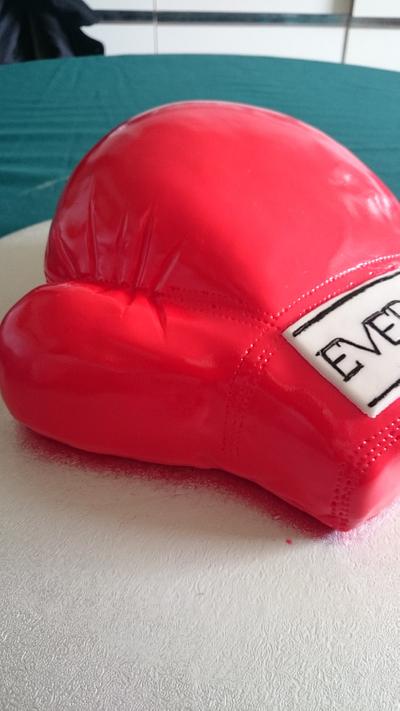Boxing glove  - Cake by Tracey 