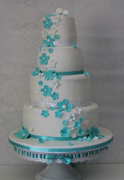 Aqua blue flowers - Cake by Eva Salazar 