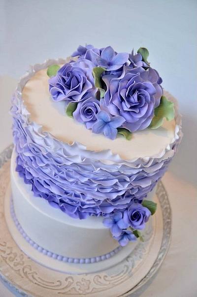 Purple ruffles, roses & pearls - Cake by Emma
