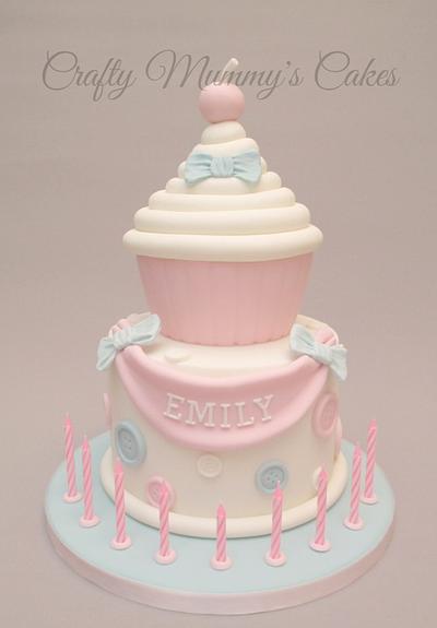 Giant cupcake birthday cake - Cake by CraftyMummysCakes (Tracy-Anne)