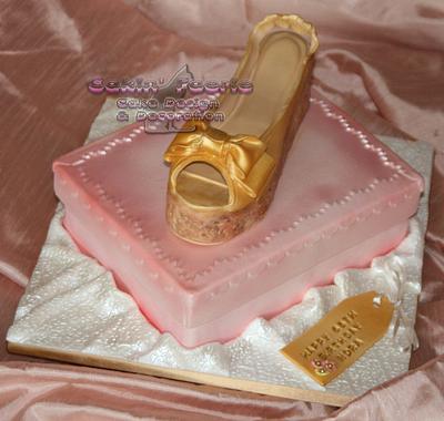 Shoebox and shoe - Cake by Suzanne Readman - Cakin' Faerie