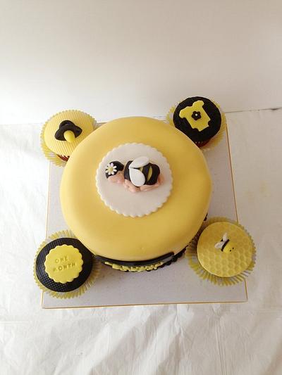 Bumble Bee Cake & Cupcakes - Cake by funni