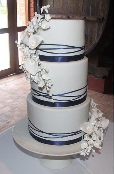Lillies & roses wedding cake - Cake by Jo
