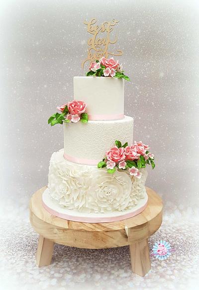 Ruffles weddingcake - Cake by Sam & Nel's Taarten