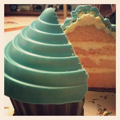Giant Cupcake - Cake by Lauren