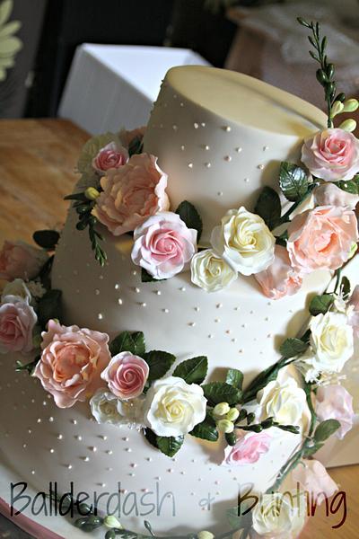 Flower garland - Cake by Ballderdash & Bunting