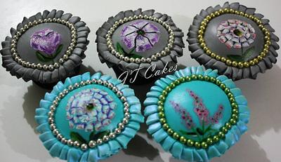 Hand painted cup cakes - Cake by JT Cakes