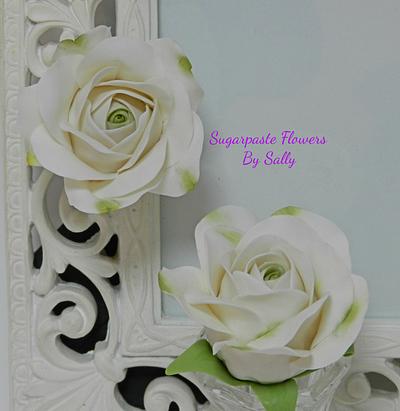 Ageing white roses - Cake by SallyMack