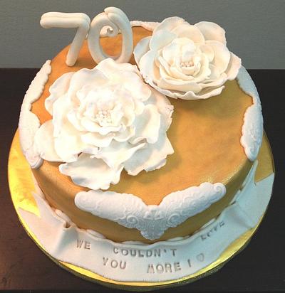 Gold & White  - Cake by cosybakes