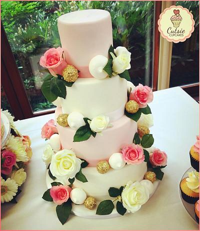 🌺 - Cake by Cutsie Cupcakes