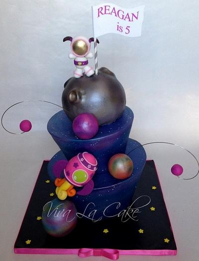 Out space tupsy Turvy  - Cake by Joly Diaz 