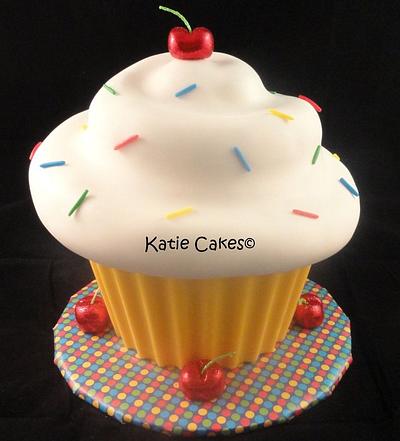 Giant Cupcake - Cake by Katie Cortes